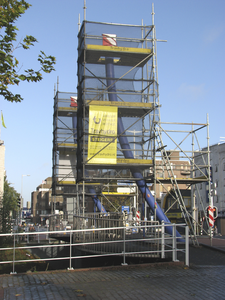 872029 Afbeelding van de pylonen van de Monicabrug over de Stadsbuitengracht te Utrecht, die in de steigers staan voor ...